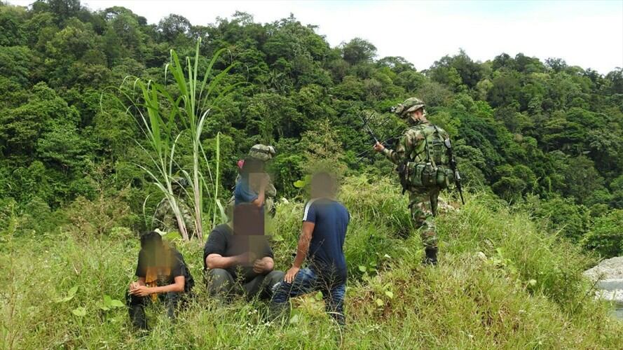 Se trata de cuatro hombres y una mujer que hacían parte del frente José María Becerra, quienes entregaron armamento y material de intendencia. Foto: Ejército Nacional