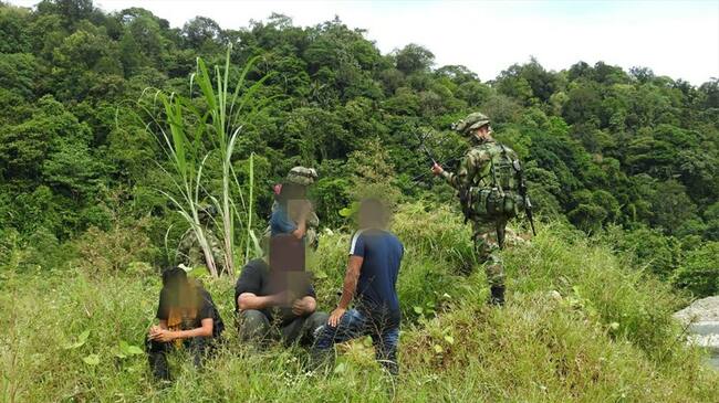 Se trata de cuatro hombres y una mujer que hacían parte del frente José María Becerra, quienes entregaron armamento y material de intendencia. Foto: Ejército Nacional