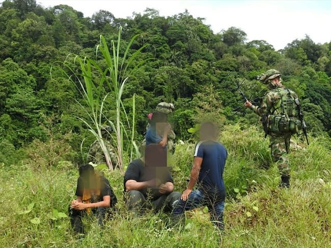 Se trata de cuatro hombres y una mujer que hacían parte del frente José María Becerra, quienes entregaron armamento y material de intendencia. Foto: Ejército Nacional