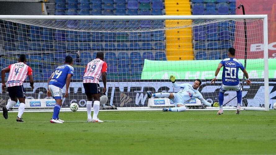 Millonarios pasó a la final de fútbol colombiano tras dos anotaciones de Fernando Uribe, una de ellas, desde el punto penal. Foto: Colprensa