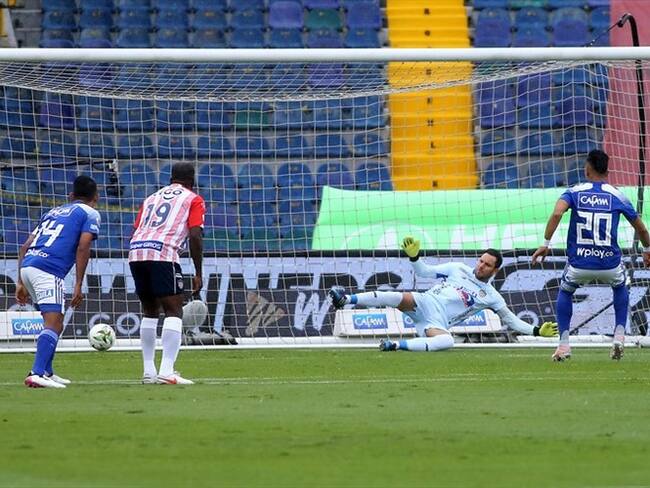 Millonarios pasó a la final de fútbol colombiano tras dos anotaciones de Fernando Uribe, una de ellas, desde el punto penal. Foto: Colprensa