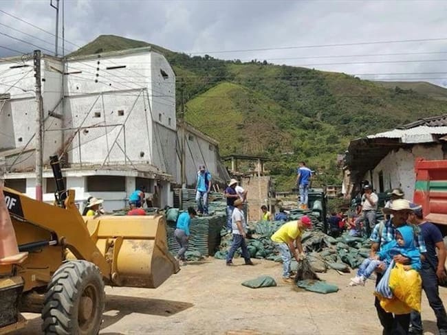 Comunidad retiró trincheras en Argelia, Cauca. Foto: Alcaldía de Argelia