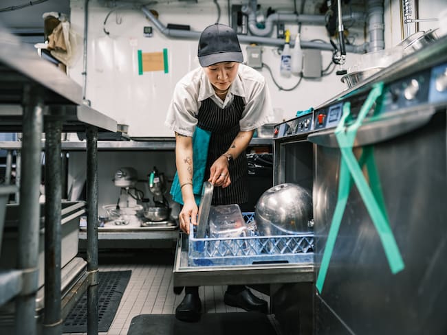 Persona trabajando de lavaplatos en un restaurante, imagen de referencia. Foto: Getty Images.