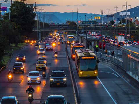 Aumentarán trancones en la avenida 68, tras obras para demoler puente vehicular. Foto: Getty