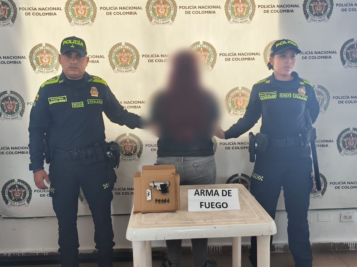 Policía confirma captura de funcionaria del INPEC armada en evento de Uribe y Paloma Valencia