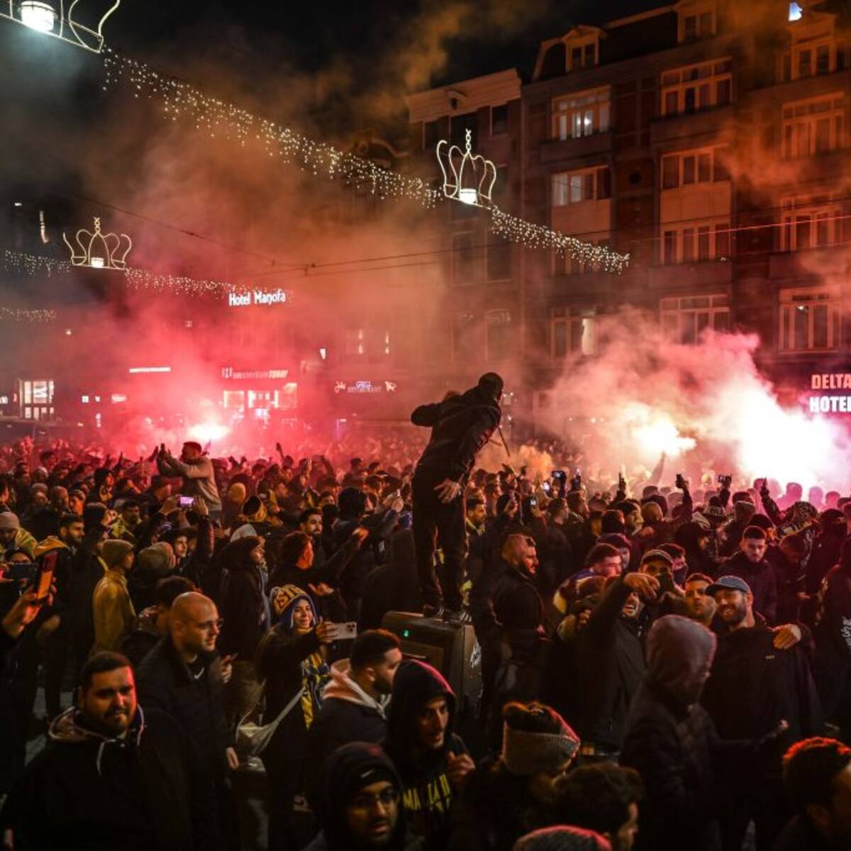 Hinchas israelíes regresan a su país tras incidentes violentos en Ámsterdam