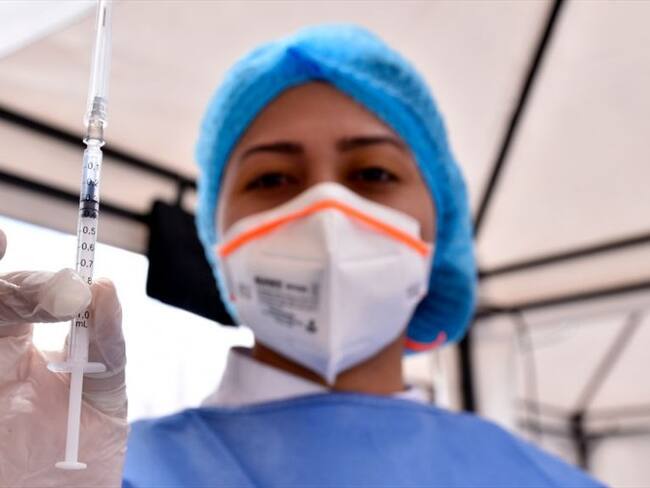 El Ministerio de Salud invitó a las personas en riesgo de complicación por COVID-19 y que aún no se han vacunado a que lo hagan. Foto: Getty Images / GUILLERMO LEGARIA