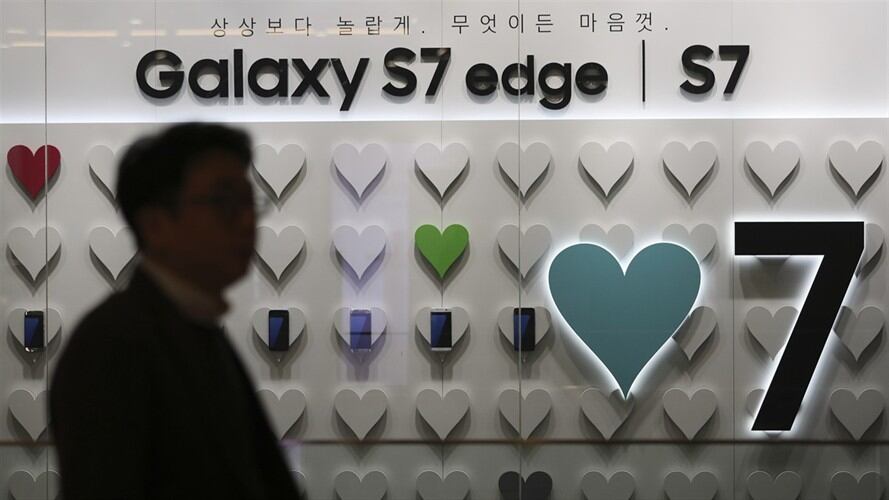 Un hombre camina frente a un anuncio de los teléfonos Galaxy S7 Edge y S7 de Samsung Electronics, el viernes 6 de enero de 2017. Foto: Associated Press - AP