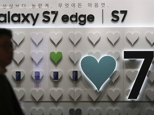 Un hombre camina frente a un anuncio de los teléfonos Galaxy S7 Edge y S7 de Samsung Electronics, el viernes 6 de enero de 2017. Foto: Associated Press - AP