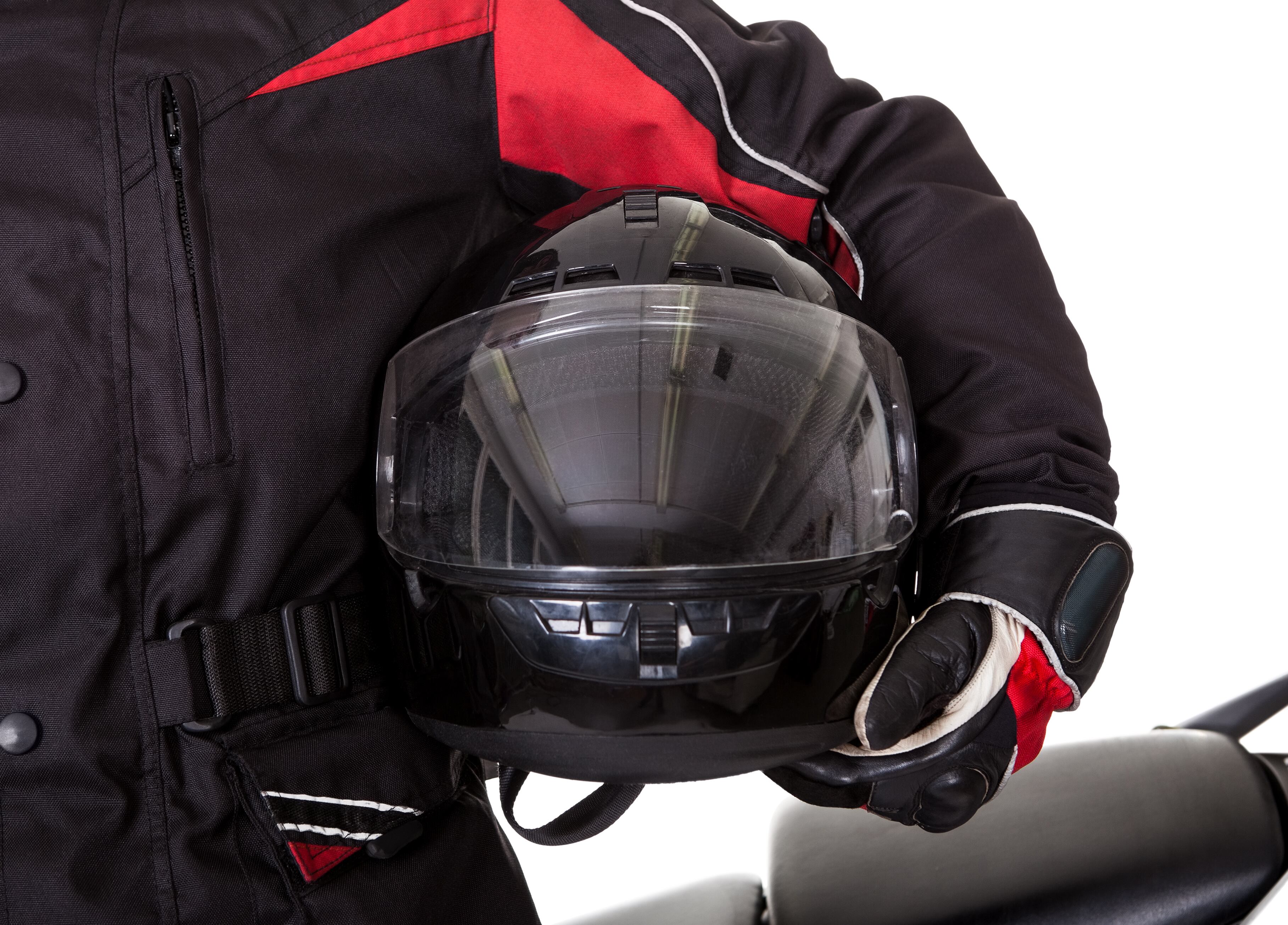 Imagen de referencia, chaleco y casco de moto. Foto: Getty Images.