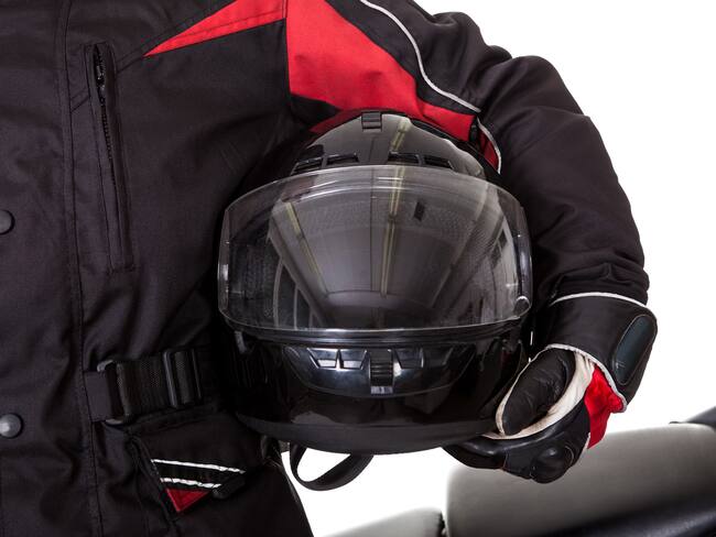 Imagen de referencia, chaleco y casco de moto. Foto: Getty Images.