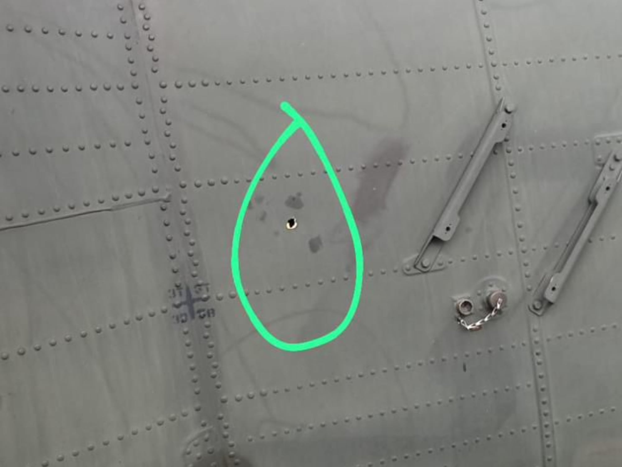 Impacto de bala en helicóptero del Ejército