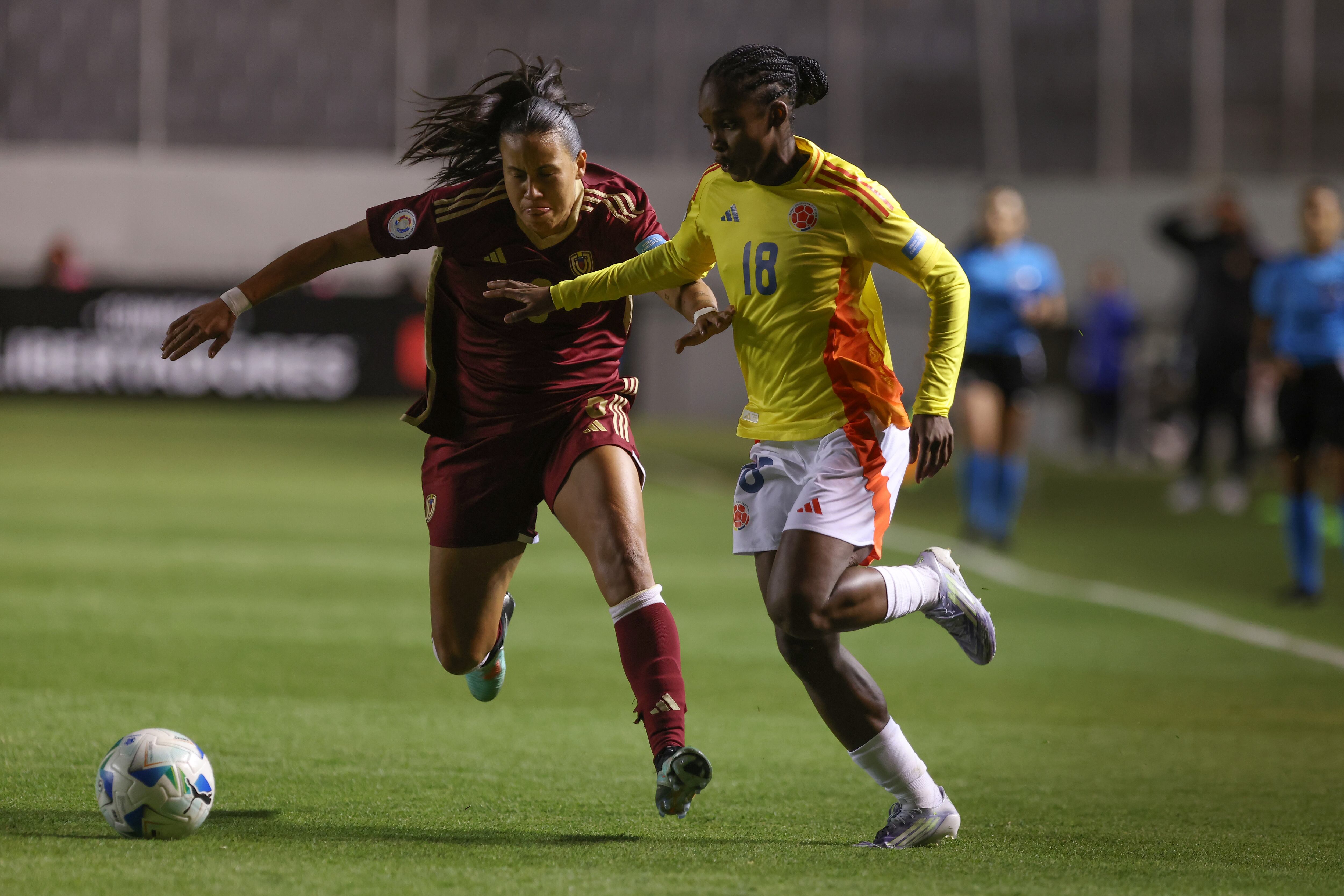 Linda Caicedo y Michelle Romero. Foto: Franklin Jacome/Agencia Press South/Getty Images.