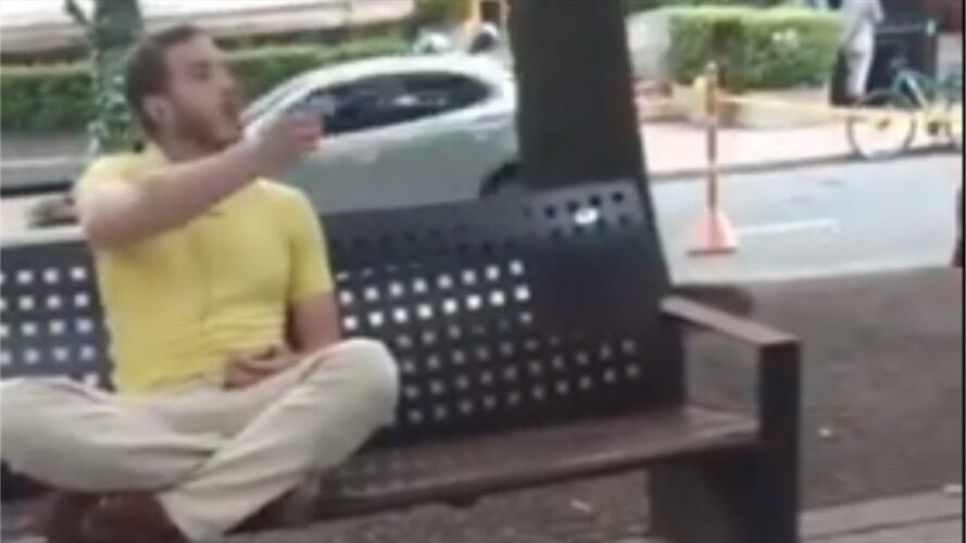 Hombre sin tapabocas insulta a funcionarios de Bogotá. Foto: Captura de pantalla de video
