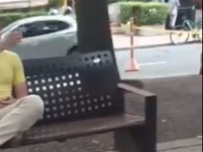 Hombre sin tapabocas insulta a funcionarios de Bogotá. Foto: Captura de pantalla de video