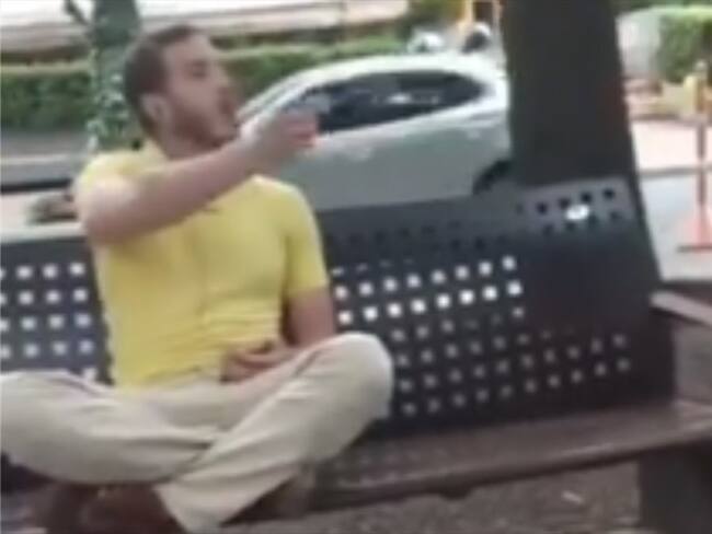 Hombre sin tapabocas insulta a funcionarios de Bogotá. Foto: Captura de pantalla de video