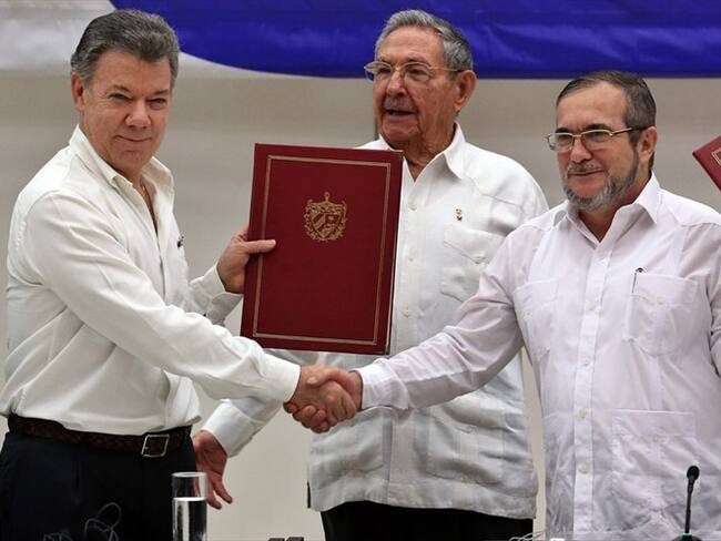 El acuerdo de paz entre el Gobierno colombiano y las Farc, durante la ceremonia en La Habana. Foto: Agencia EFE