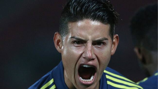 Futbolista James Rodríguez en la Selección Colombia ante Chile. Foto: Claudio Reyes - Pool/Getty Images