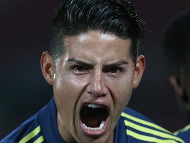 Futbolista James Rodríguez en la Selección Colombia ante Chile. Foto: Claudio Reyes - Pool/Getty Images
