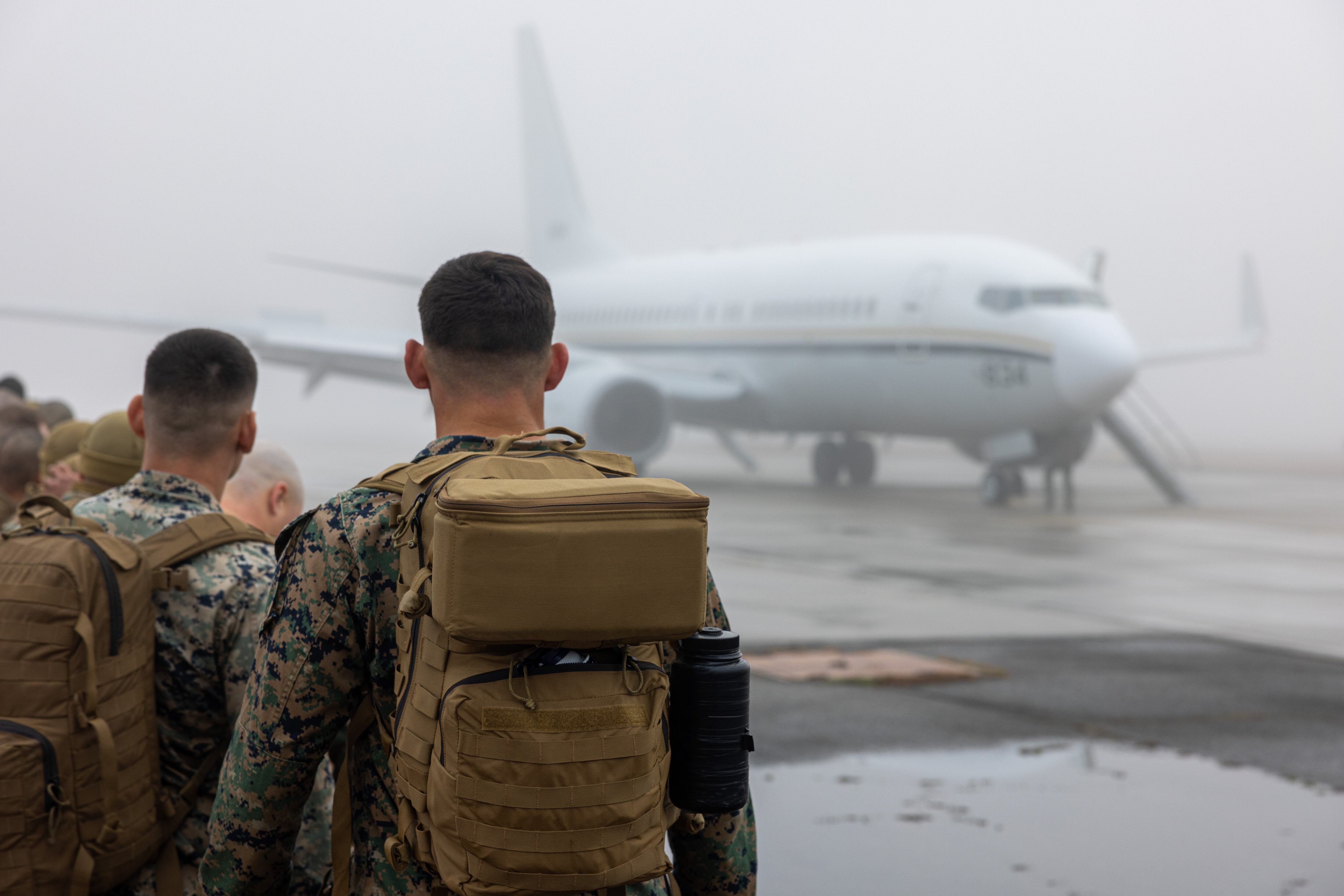 Fotografía cedida por el Cuerpo de Marines de los Estados Unidos de marines antes de subir a un avión FOTO: EFE/Matthew Williams/U.S. Marine Corps /
