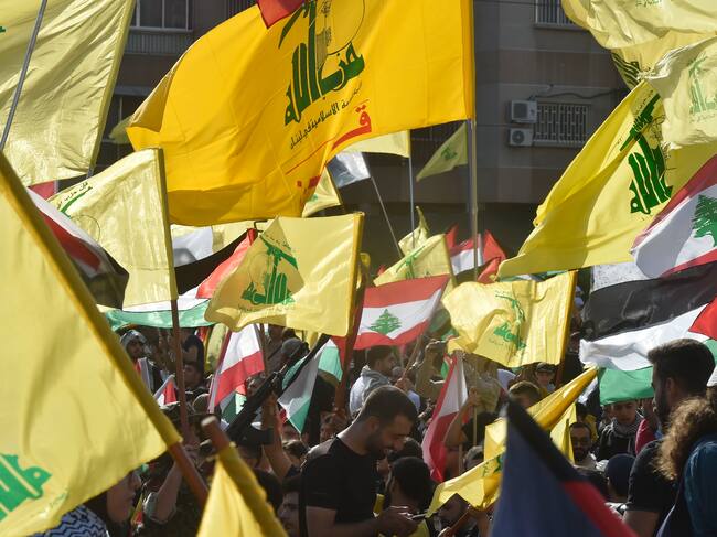 Banderas de Hizbulá. Foto: (Líbano, Hizbulá/Hezbolá) EFE/EPA/WAEL HAMZEH