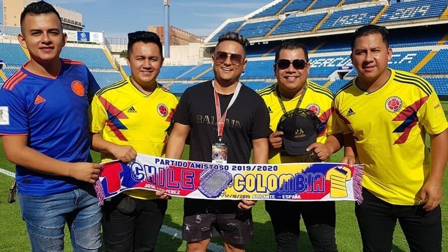 Roberth, Víctor, Eladio y Oliverth, acompañados del cantante vallenato Osmar Pérez. Foto: Los Hermanos Medina