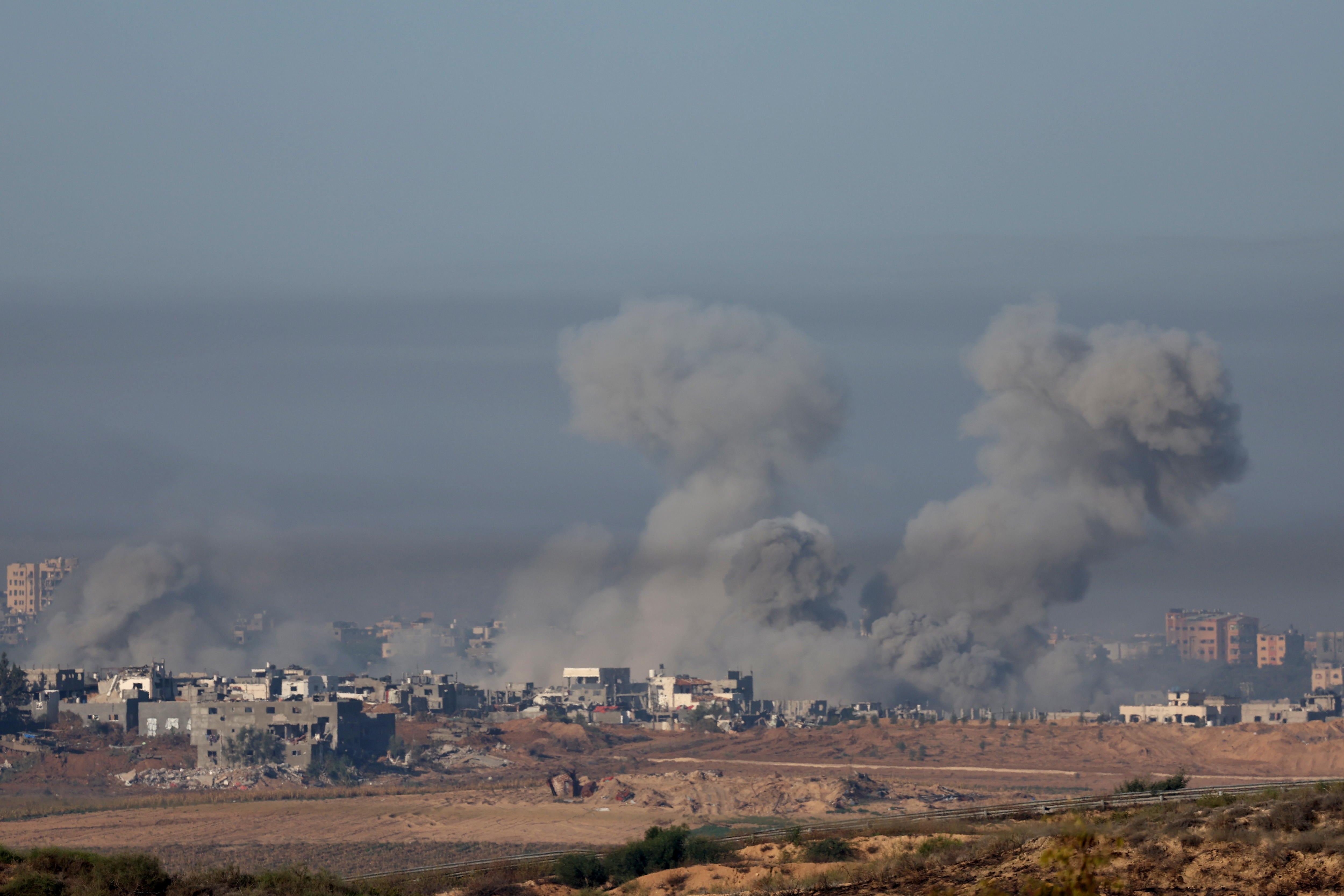 Sderot (Israel), 03/12/2023.- Smoke rises after an explosion on the northern part of the Gaza Strip, as seen from Sderot, southern Israel, 03 December 2023. Israeli Air Force (IAF) fighter jets and helicopters struck targets in the Gaza Strip overnight, the IDF announced on 03 December, adding that over the last day IDF naval troops struck Hamas targets. Israeli forces hit targets in the Gaza Strip after a weeklong truce expired on 01 December. More than 15,000 Palestinians and at least 1,200 Israelis have been killed, according to the Gaza Government media office and the Israel Defense Forces (IDF), since Hamas militants launched an attack against Israel from the Gaza Strip on 07 October, and the Israeli operations in Gaza and the West Bank which followed it. EFE/EPA/ATEF SAFADI
