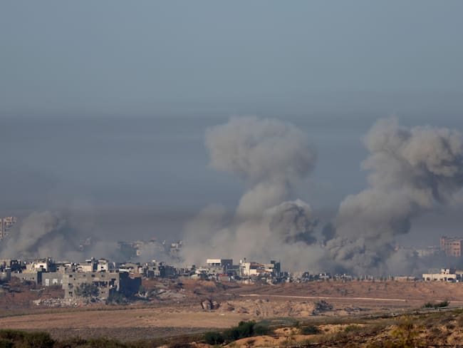 Sderot (Israel), 03/12/2023.- Smoke rises after an explosion on the northern part of the Gaza Strip, as seen from Sderot, southern Israel, 03 December 2023. Israeli Air Force (IAF) fighter jets and helicopters struck targets in the Gaza Strip overnight, the IDF announced on 03 December, adding that over the last day IDF naval troops struck Hamas targets. Israeli forces hit targets in the Gaza Strip after a weeklong truce expired on 01 December. More than 15,000 Palestinians and at least 1,200 Israelis have been killed, according to the Gaza Government media office and the Israel Defense Forces (IDF), since Hamas militants launched an attack against Israel from the Gaza Strip on 07 October, and the Israeli operations in Gaza and the West Bank which followed it. EFE/EPA/ATEF SAFADI