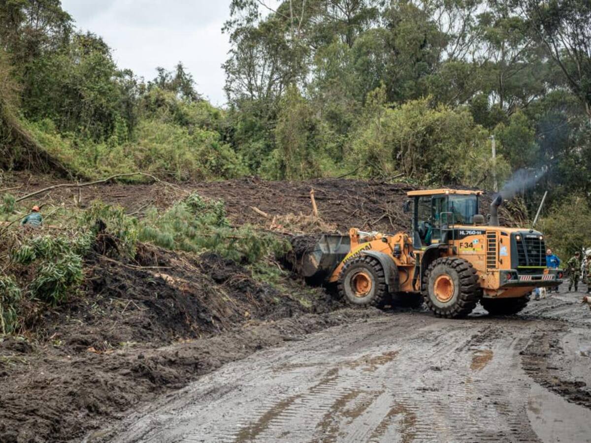En La Calera, les tocó hacer “vaca” para que las volquetas siguieran trabajando