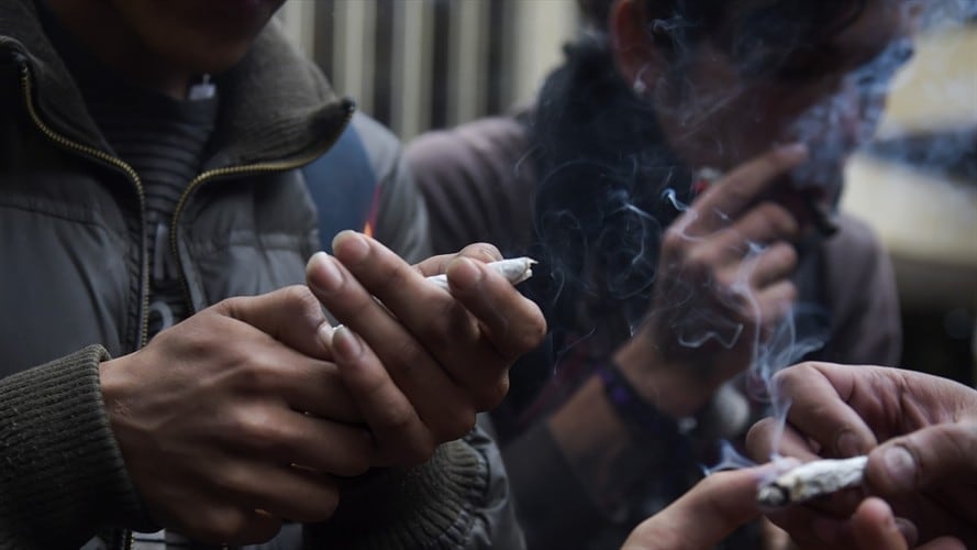 Se consultaría a los colombianos sobre la conveniencia de elevar a nivel constitucional la prohibición de la dosis mínima. Foto: Getty Images