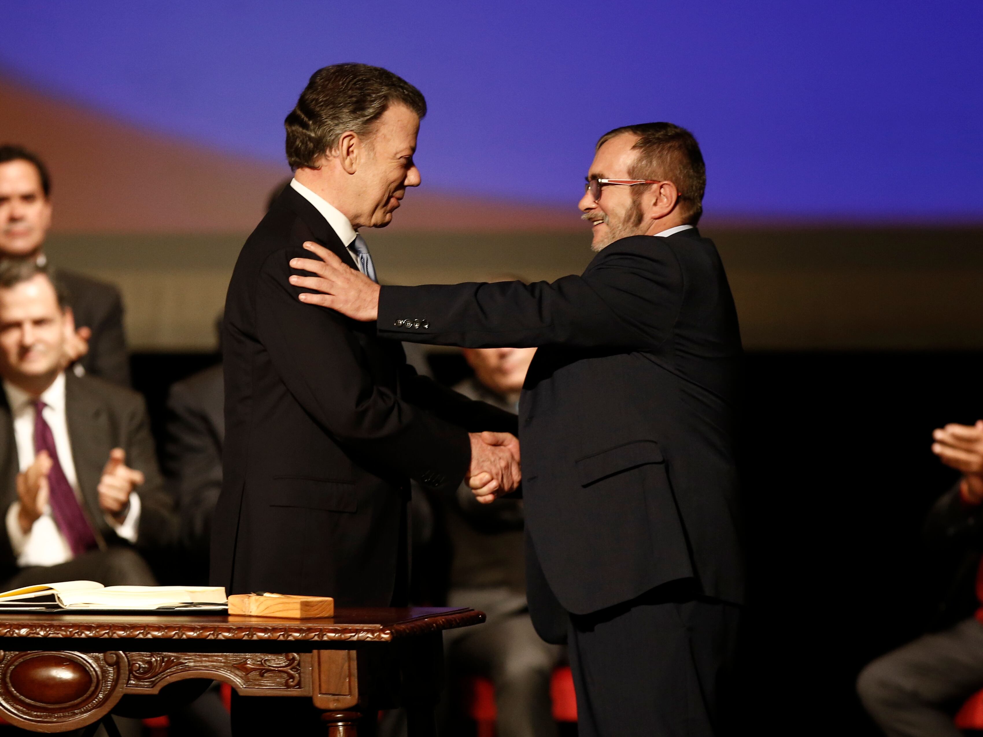 Bogotá. 24 Noviembre 2016. En el Teatro Colón en el centro de la ciudad se llevó a cabo la firma del acuerdo definitivo entre las FARC y el Gobierno que busca dar fin a una guerra de 52 años. En la foto: Juan Manuel Santos, Presidente de la República y Rodrigo Londoño Echeverri alias “Timochenko, Timoleón Jiménez”. (Colprensa - Juan Páez).