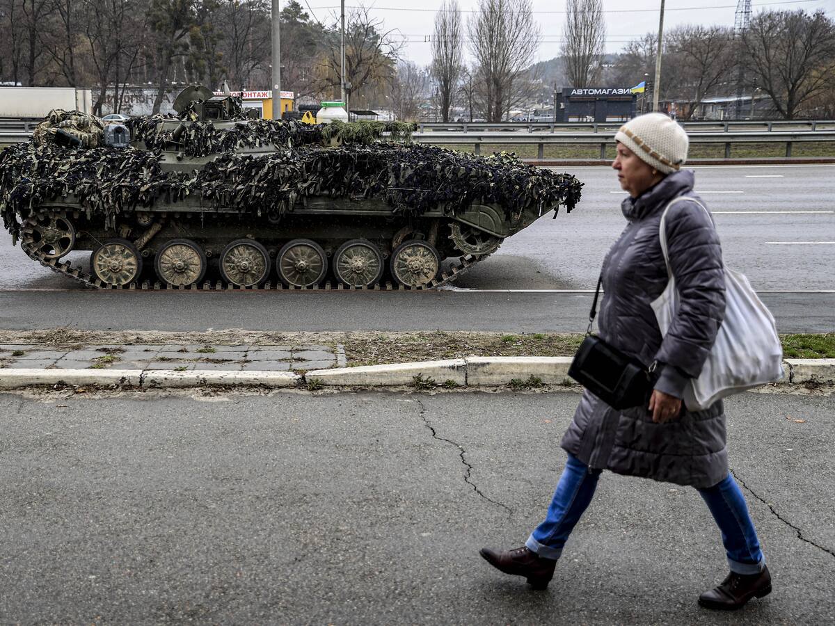 Defensa de Ucrania confirma “retirada parcial” de unidades rusas en Kiev