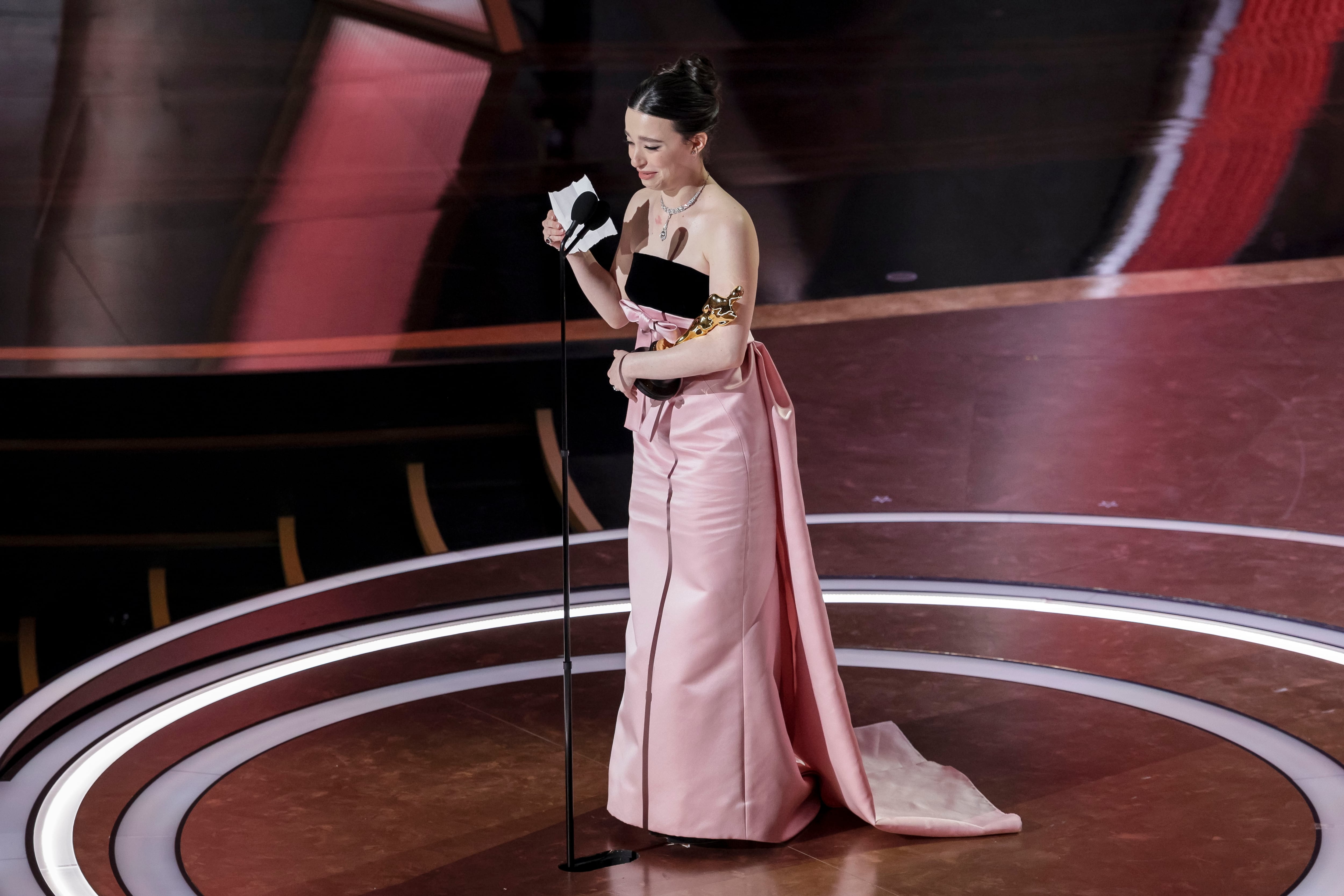 LOS ANGELES (United States), 03/03/2025.- Mikey Madison acepta el Oscar a Mejor Actriz durante la edición 97 de la entrega de los Premios de la Academia.