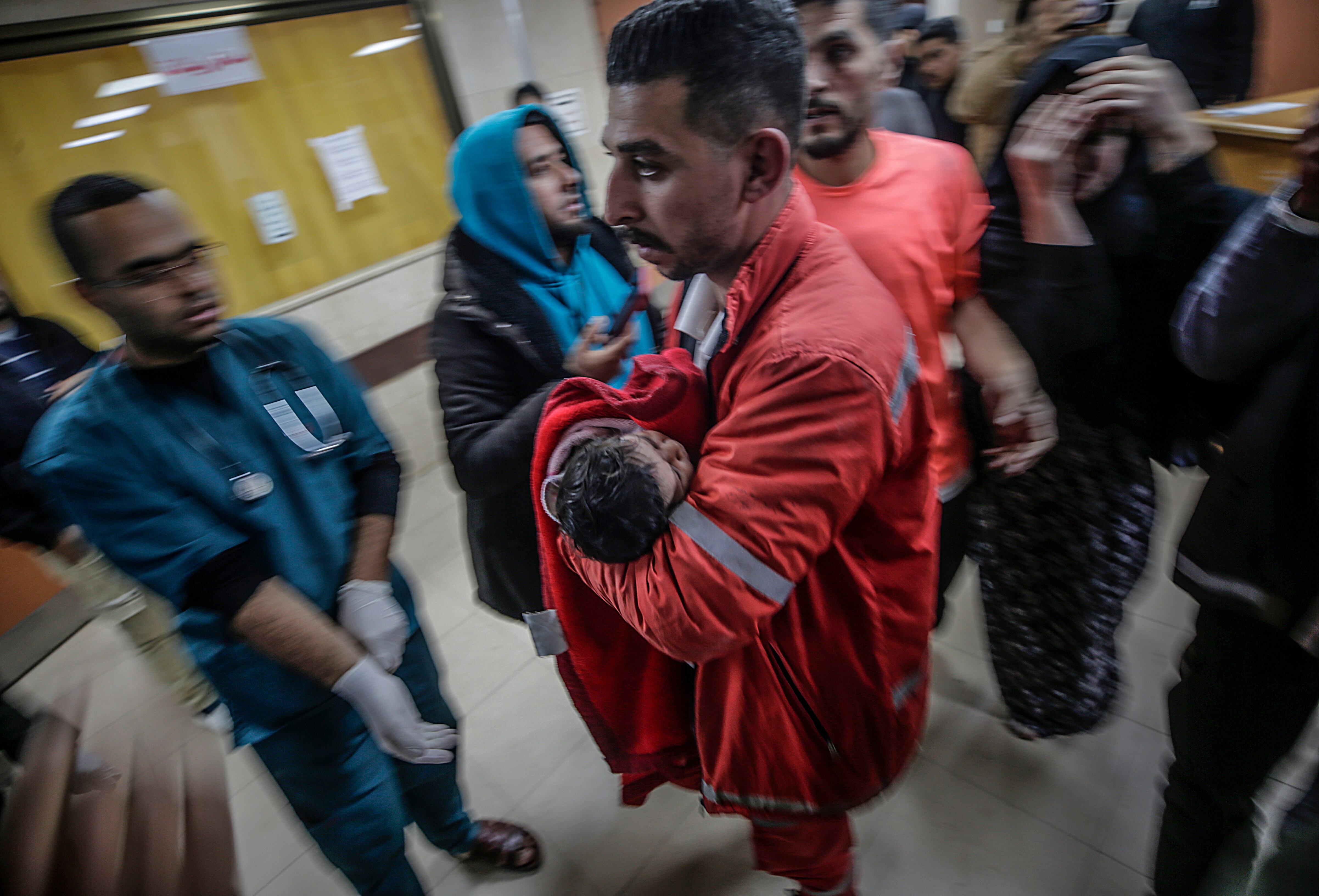 Ciudad de Deir Al Balah (---), 07/01/2025.- Un bebé palestino herido es trasladado al hospital Al Aqsa tras un ataque aéreo israelí contra el campo de refugiados de Al Bureije.