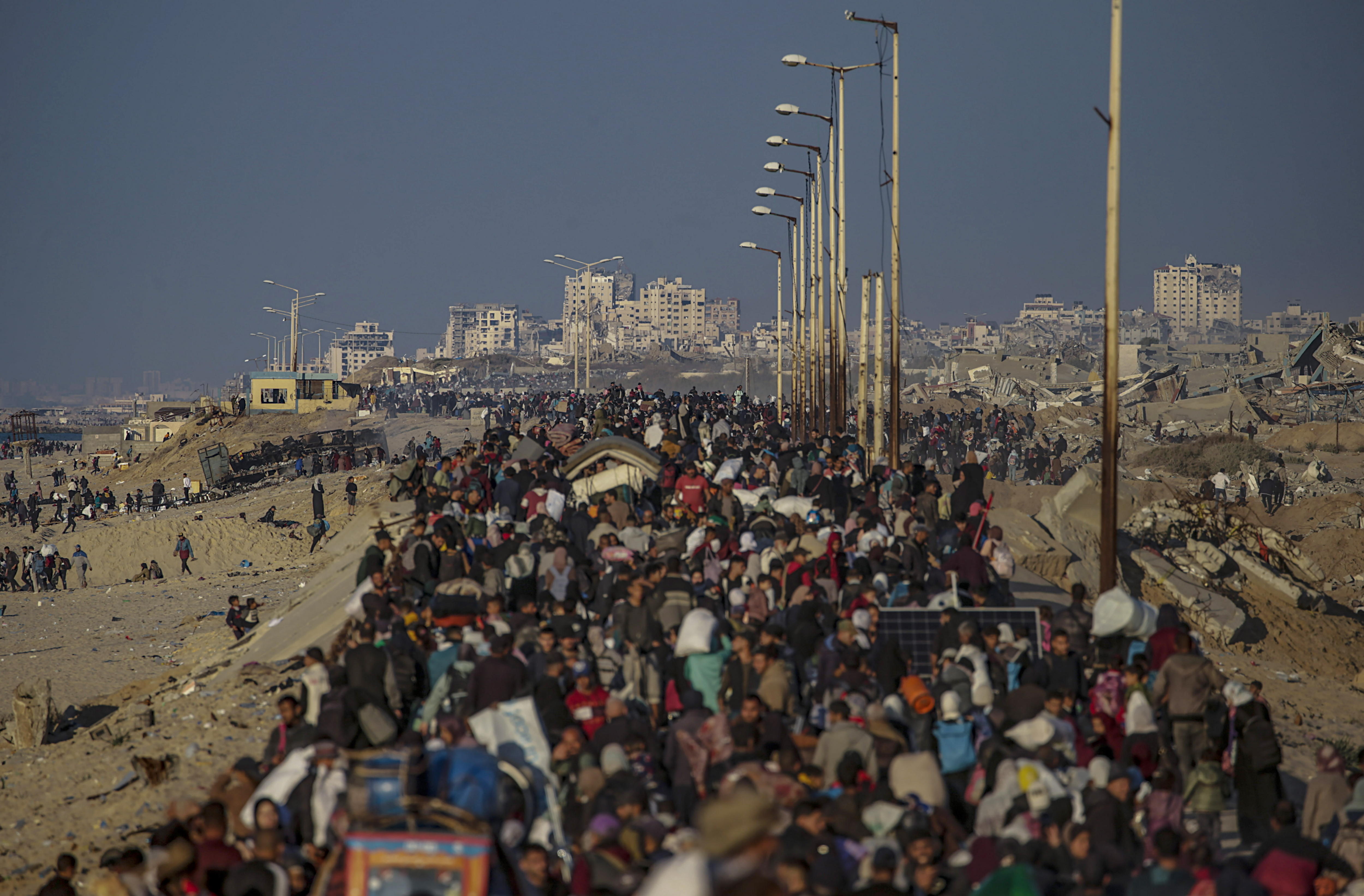 Carretera de Al Rashid (-), 27/01/2025.- Desplazados internos palestinos se dirigen del sur al norte de Gaza por la carretera de Al Rashid, en el centro de la Franja de Gaza.