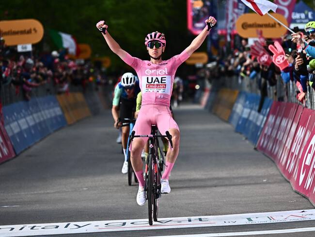 Prati Di Tivo (Italy), 11/05/2024.- Slovenian rider Tadej Pogacar of UAE Team Emirates wins the 8th stage of the Giro d&#039;Italia 2024, cycling race over 152 km from Spoleto to Prati di Tivo, Italy, 11 May 2024. (Ciclismo, Italia, Eslovenia) EFE/EPA/LUCA ZENNARO
