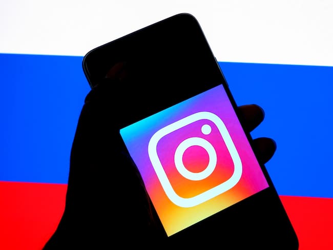 INDIA - 2022/03/06: In this photo illustration an Instagram logo seen displayed on a smartphone with a Russian Flag in the background. (Photo Illustration by Avishek Das/SOPA Images/LightRocket via Getty Images)