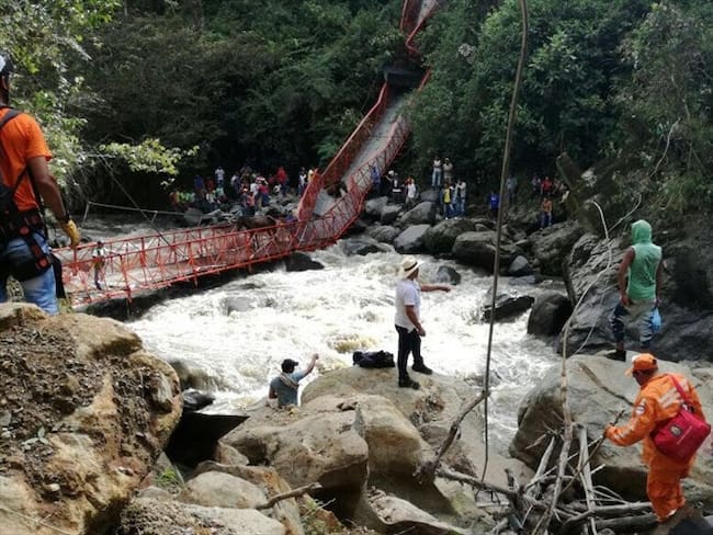 Caída de puente deja tres heridos y dos desaparecidos en Inzá, Cauca. Foto: Defensa Civil Inzá.