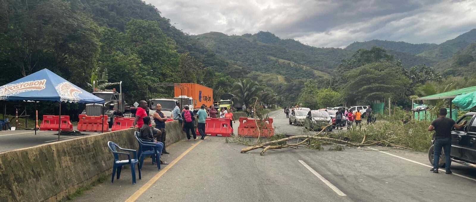 El cierre vial ha generado represamiento de vehículos desde hace varias horas.