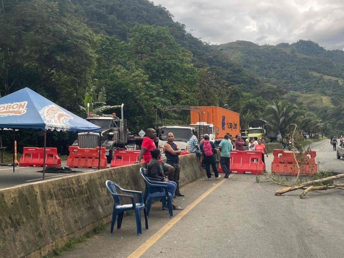 Movilidad paralizada en la vía Buga–Buenaventura por bloqueo de comunidades indígenas