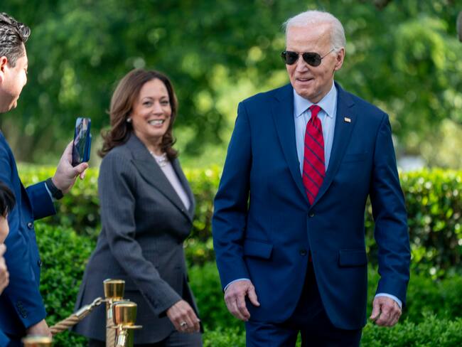 Washington (United States), 13/05/2024.- US President Joe Biden, with Vice President Kamala Harris, arrives to deliver remarks during a reception celebrating Asian American, Native Hawaiian, and Pacific Islander Heritage Month in the Rose Garden the White House in Washington, DC, USA, 13 May 2024. EFE/EPA/SHAWN THEW / POOL