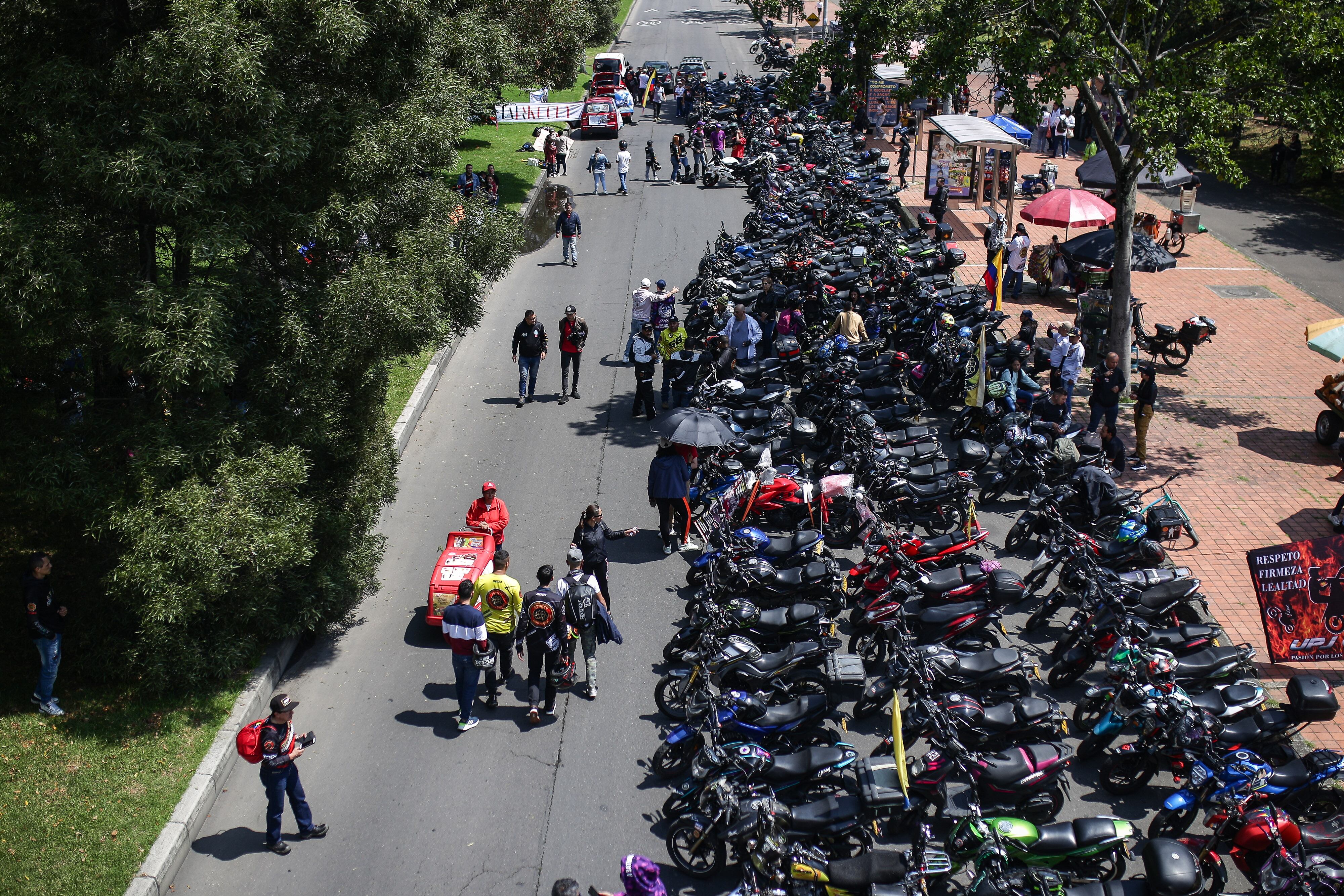 Bogotá. Marzo 3 de 2024. Cientos de motociclistas se reunieron en algunos puntos de la ciudad para manifestarse en contra del estigma debido a los casos de inseguridad que se han presentado últimamente en la ciudad  y para apoyar varios proyectos de seguridad, entre ellos la creación de una red de información para apoyar a las autoridades. (Colprensa - John Paz)