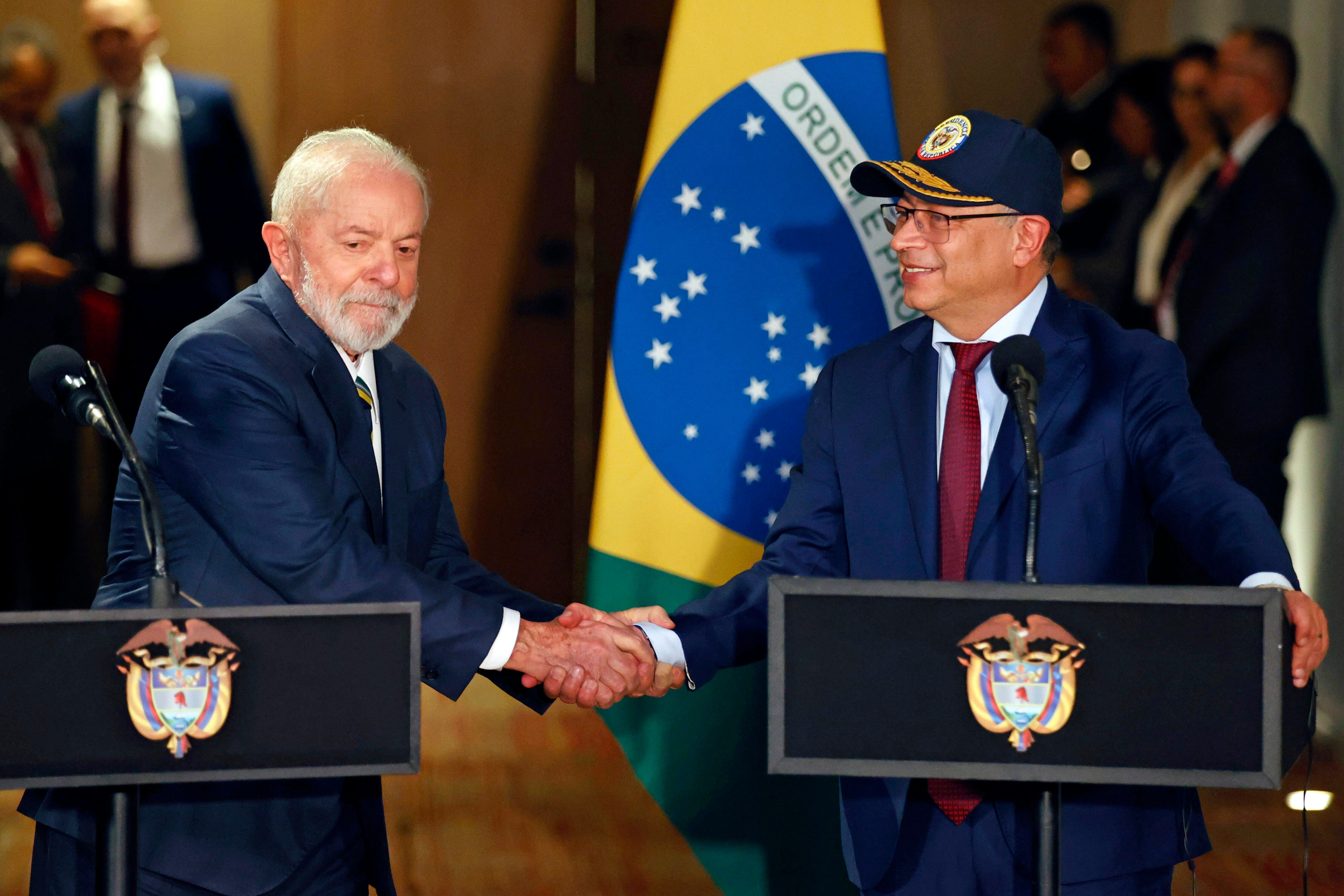 El presidente de Colombia, Gustavo Petro (d), saluda a su homólogo de Brasil, Luiz Inácio Lula da Silva (i). Foto: EFE..
