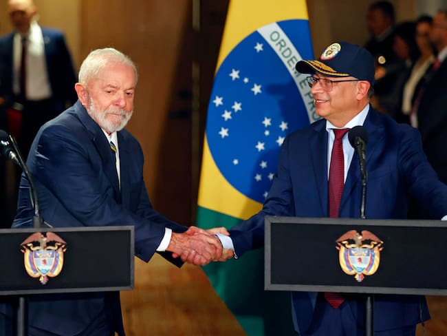 El presidente de Colombia, Gustavo Petro (d), saluda a su homólogo de Brasil, Luiz Inácio Lula da Silva (i). Foto: EFE..