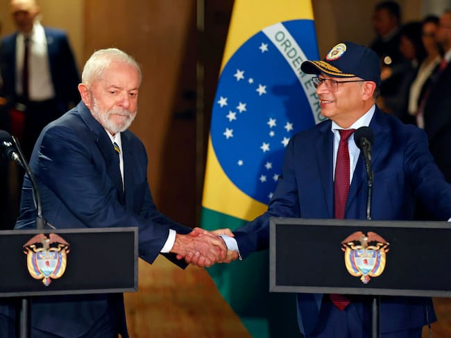 El presidente de Colombia, Gustavo Petro (d), saluda a su homólogo de Brasil, Luiz Inácio Lula da Silva (i). Foto: EFE..