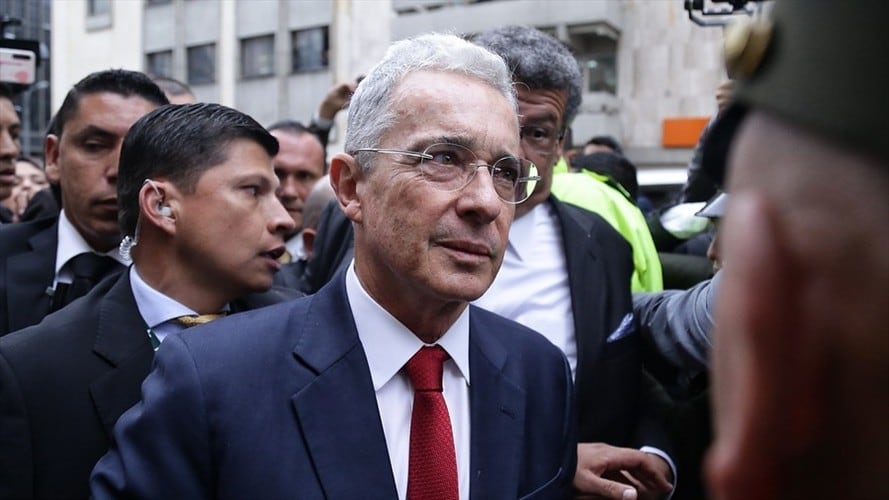 Por amenazas de muerte desmontan valla a favor del expresidente Uribe en Santa Marta. Foto: Colprensa