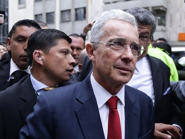 Por amenazas de muerte desmontan valla a favor del expresidente Uribe en Santa Marta. Foto: Colprensa
