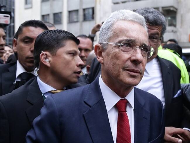 Por amenazas de muerte desmontan valla a favor del expresidente Uribe en Santa Marta. Foto: Colprensa