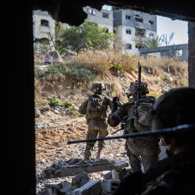 JERUSALÉN, 04/01/2025.- La cifra total de muertos en la devastada Franja de Gaza se elevó este sábado a 45.717 y la de heridos a 108.856 desde el inicio de la guerra, informó el Ministerio de Sanidad del enclave, controlado por Hamás. Las autoridades palestinas insisten en recordar que esas cifras son superiores, puesto que no incluyen a los miles de desaparecidos que siguen bajo los escombros sin poder ser rescatados por la falta de maquinaria pesada, entre otras razones. En las últimas 24 horas, los bombardeos israelíes han matado al menos 59 personas y han dejado a 273 heridas, según el recuento diario del Ministerio de Sanidad. En la imagen, soldados del ejército israelí durant euna de sus últimas operaciones en el norte de Gaza. EFE/Ejército israelí *****SOLO USO EDITORIAL/SOLO DISPONIBLE PARA ILUSTRAR LA NOTICIA QUE ACOMPAÑA (CRÉDITO OBLIGATORIO) *****