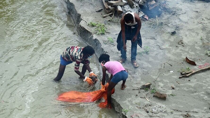 Rio Ganges deja al descubierto cadáveres de COVID-19 en la India. Foto: Getty Images